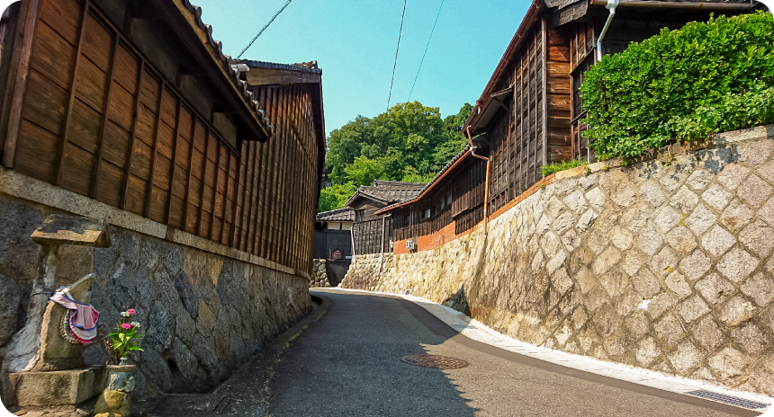 知多市岡田の坂道と古い家並み
