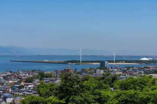 知多市の海辺と風力発電の風景