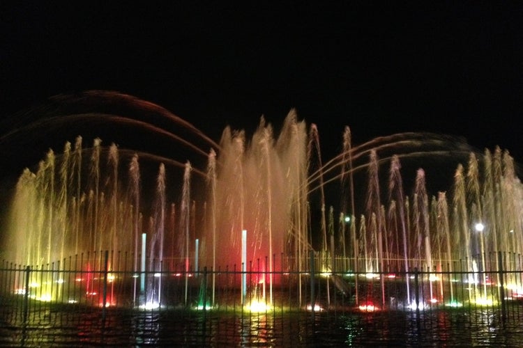 碧南市の夜にライトアップされた噴水