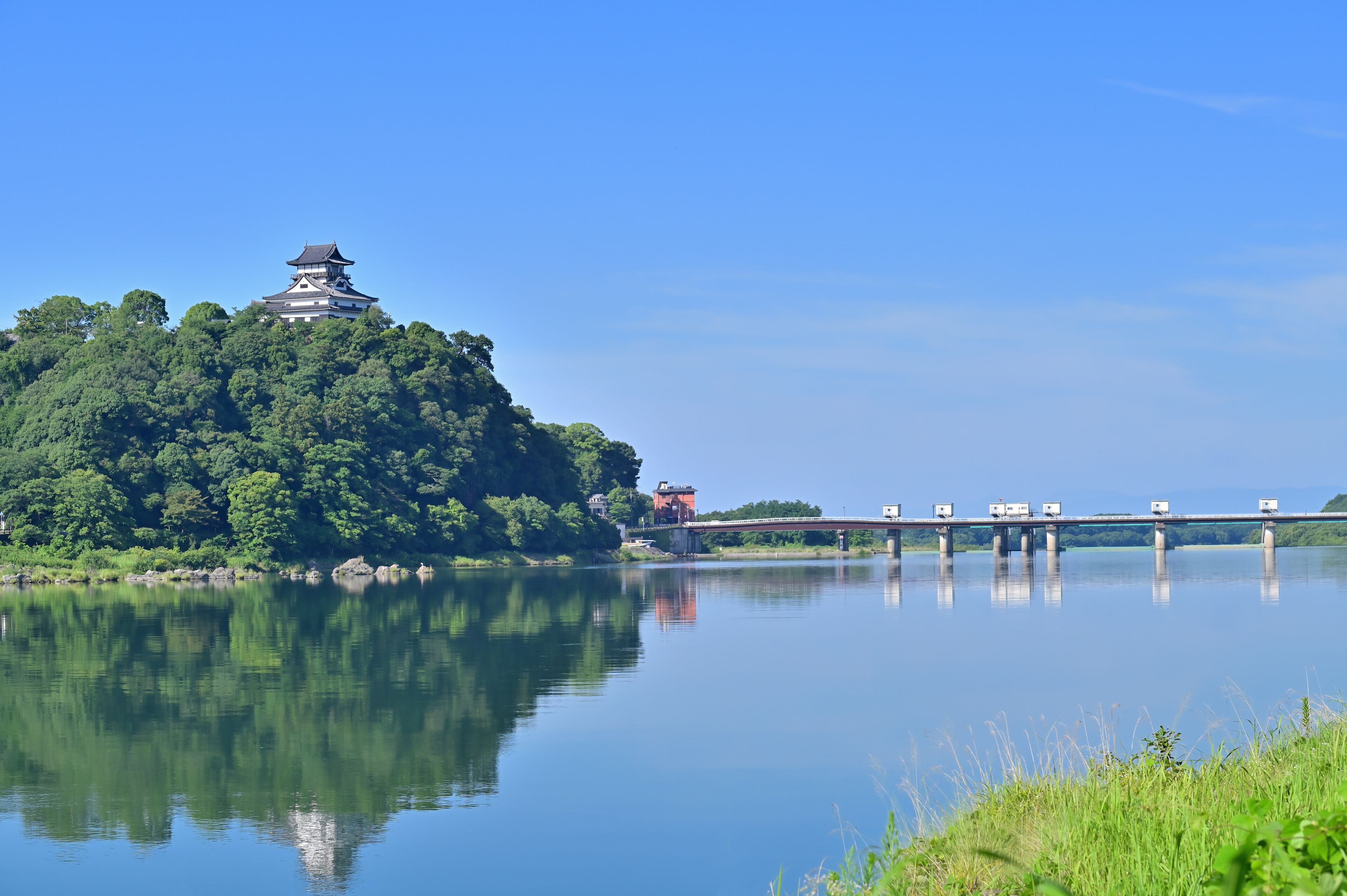 川辺から望む城と地域風景