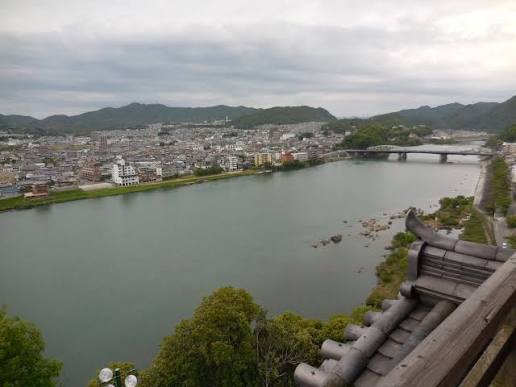 犬山城から眺める木曽川と街並み