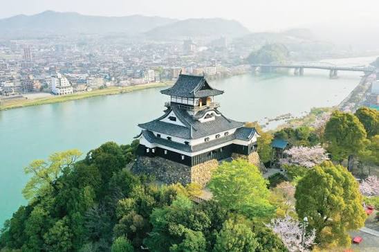 木曽川沿いに建つ犬山城と市街地