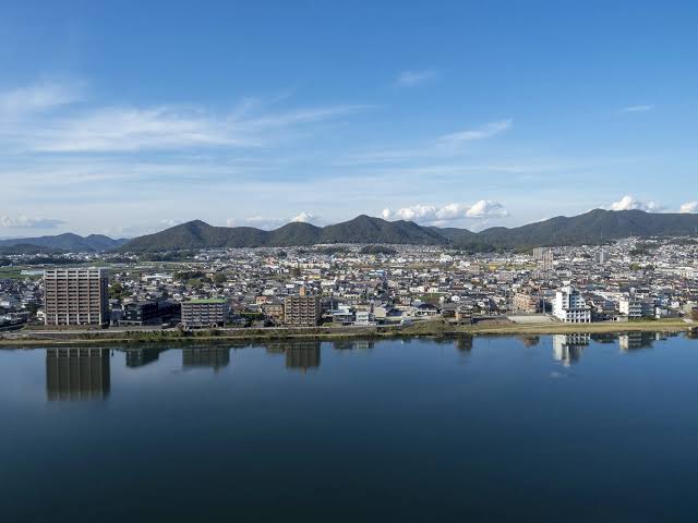 木曽川沿いに広がる犬山市街地