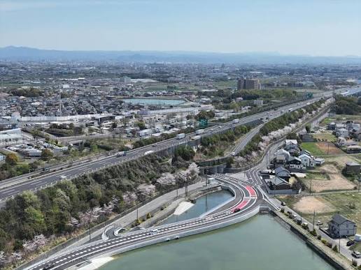 刈谷市の道路と住宅地の眺望