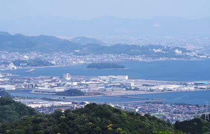 丘陵地から望む西尾市と三河湾の景観