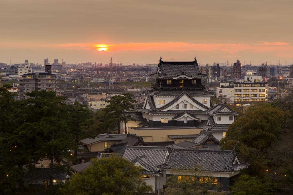 夕景に浮かぶ岡崎城と市街地