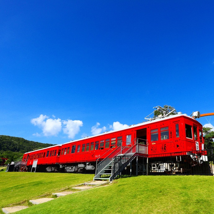豊田市の赤い電車展示